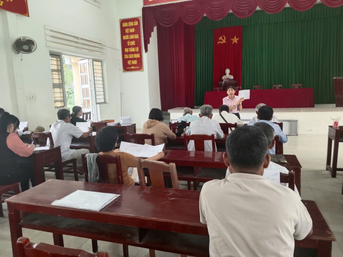 Họp giao ban NHCSXH trước phiên giao dịch tại cụm Long Thới